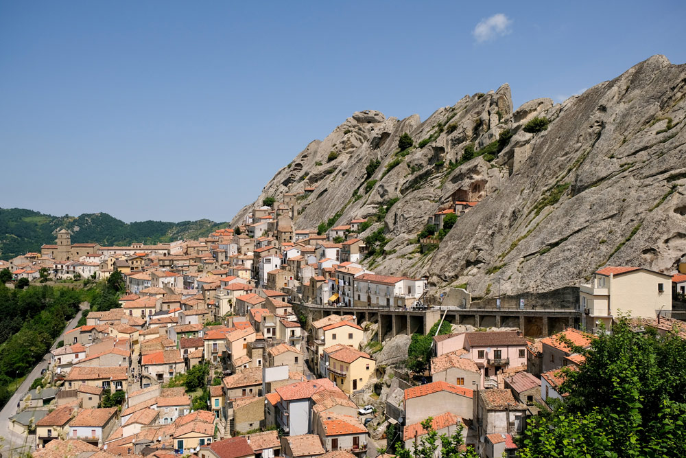 Bergdorp Pietrapertosa is een mooie uitvalsbasis voor wandelingen in de Kleine Dolomieten van Lucane. Rondreis Basilicata, Italie, langs Matera en ankele andere stadajes in de Kleine Dolomieten van Lucarna