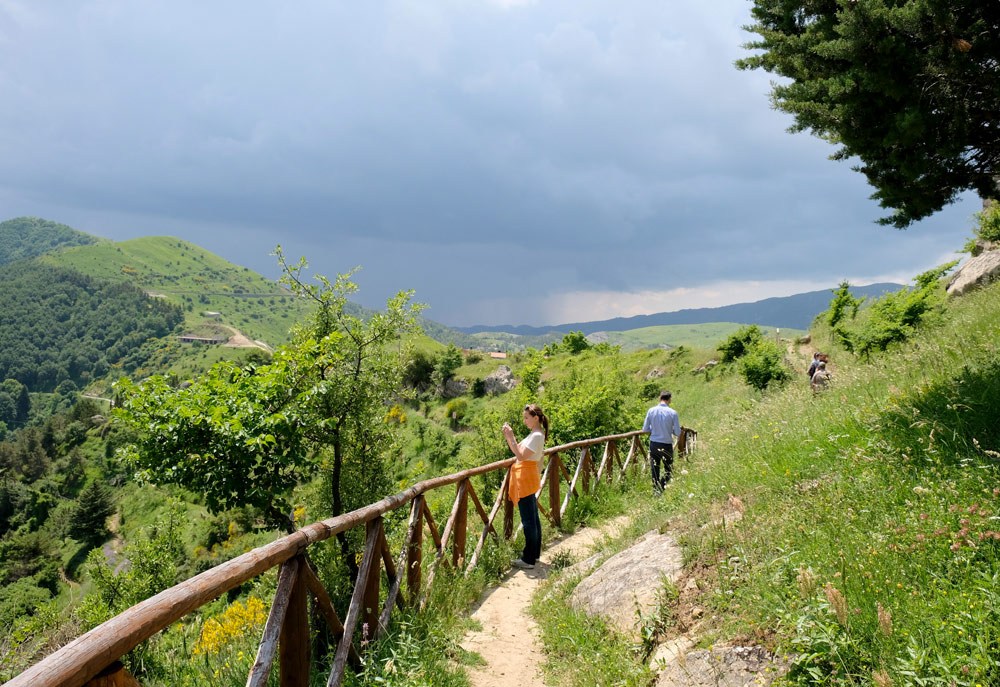 Dreigende wolkenluchten boven de Kleine Dolomieten van Lucarna. Rondreis Basilicata, Italie, langs Matera en ankele andere stadajes in de Kleine Dolomieten van Lucarna