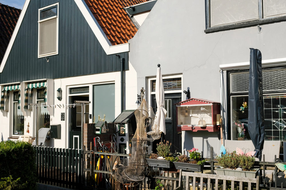 De kleine vissershuizen op Urk staan dicht op elkaar. Wandelen in Flevoland