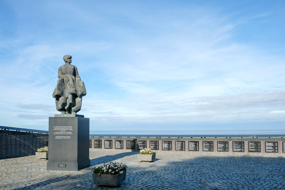 Monument ter nagedachtenis aan alle vissers die niet terugkwamen op Urk. Wandelen in Flevoland
