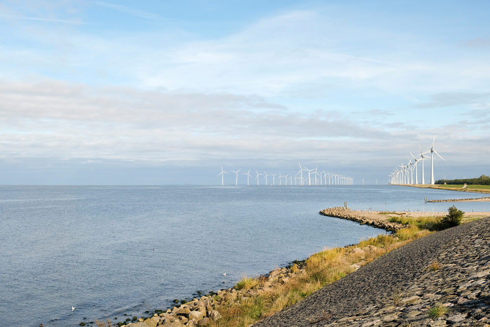 Voor de kust bij Urk staan 70 windolens. Wandelen in Flevoland