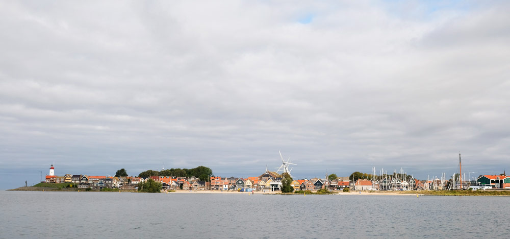 De skyline van Urk, nu onderdeel van de Noordoostpolder, Flevoland. Wandelen in Flevoland