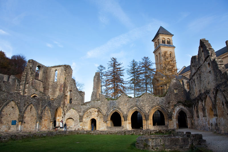 De ruïnes van de oude cisterciënzerabdij van Orval.. Rondreis La Gaume, Wallonie, Belgie, hotspots, bezienswaardigheden, roadtrip