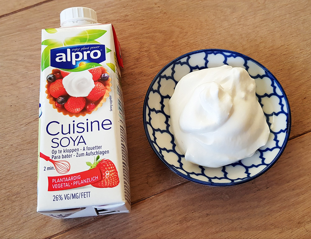 Een veganistische klodder slagroom maak je met Alpro Cuisine Soya - op te kloppen