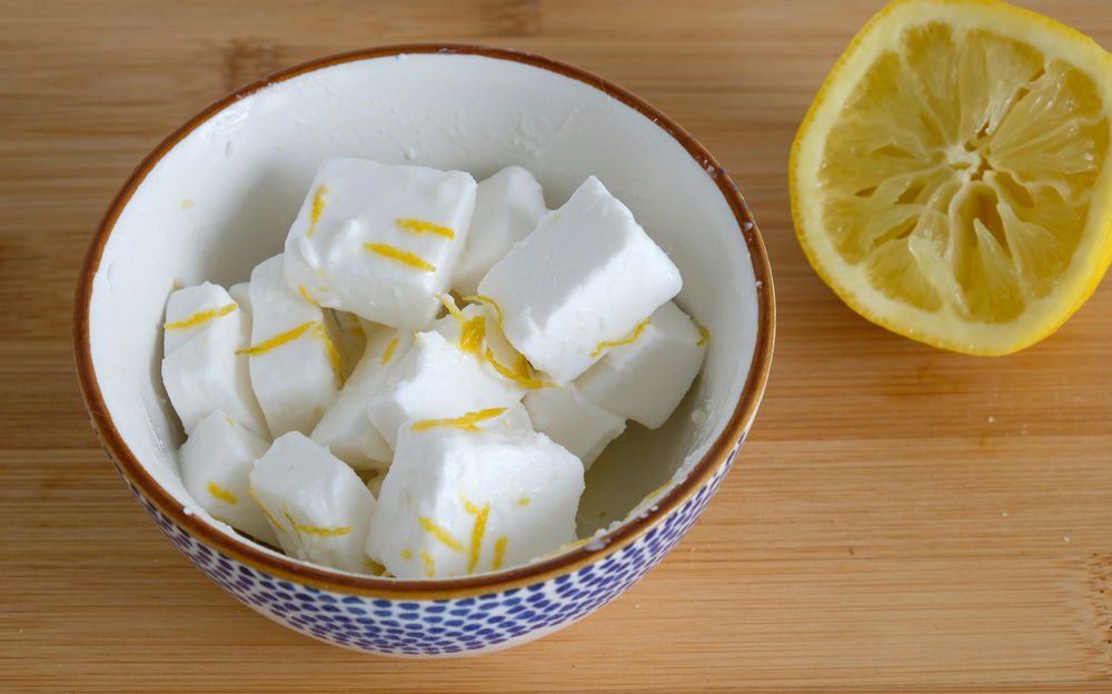 In citroensap gemarineerde vegan kaasvervanger. Violife Greek White Block, vegan kaasvervanger voor feta