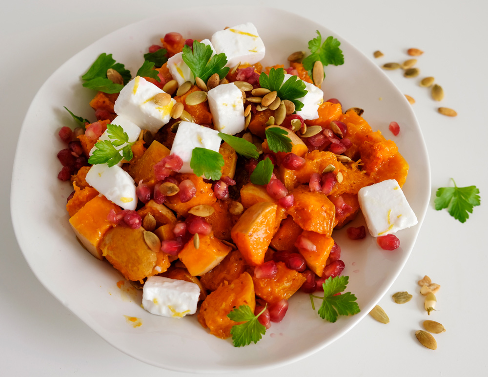 lauwwarme pompoensalade met gemarineerde vegan kaasvervanger van Violife