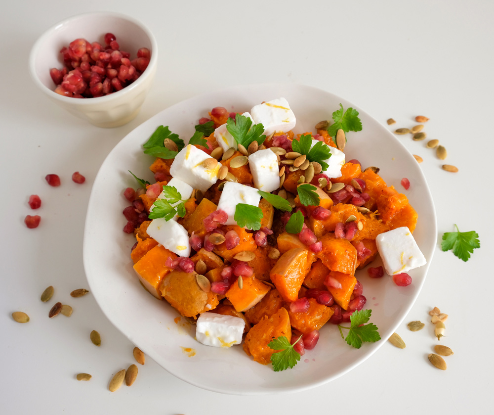 Geroosterde pompoenpitten en granaatappelpitten zorgen voor wat knapperige afwisseling, lauwwarme pompoensalade