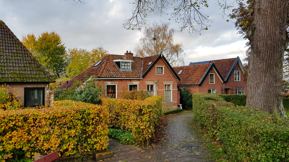 Huizen bij de Obergum kerk in Winsum. rondreis Waddenkust, Groningen, roadtrip
