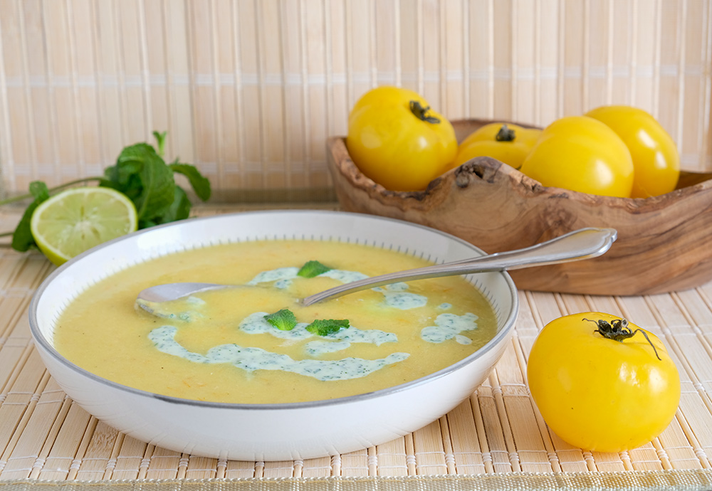 Vegan gele tomatensoep met venkel en koriander-munt room. Foto: Kim van Dam