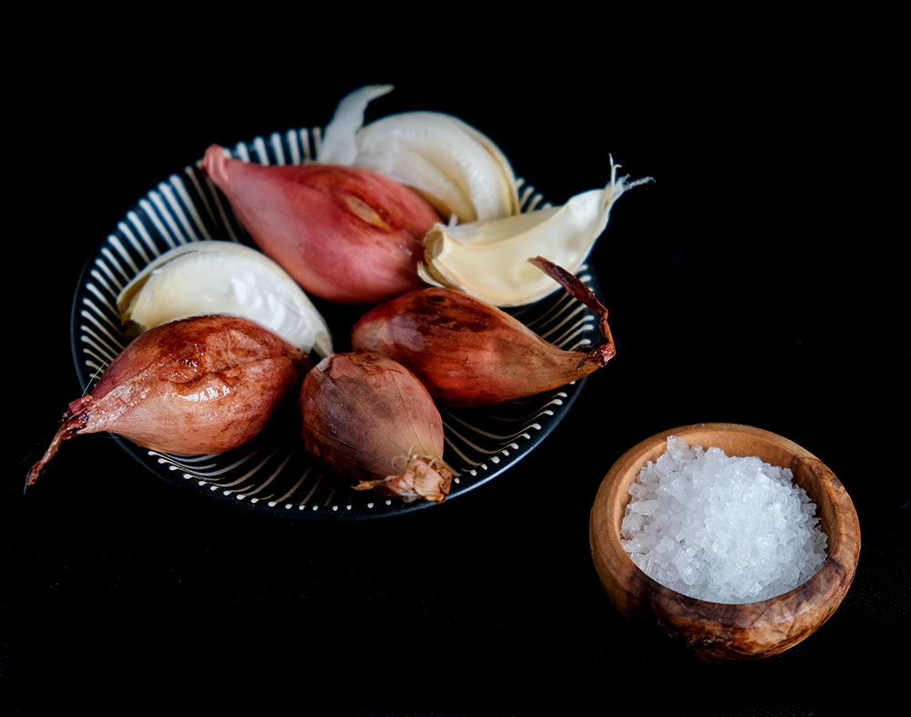 . Geroosterde groenten uit de oven. wortelen, rode bieten, sjalotjes en knoflook