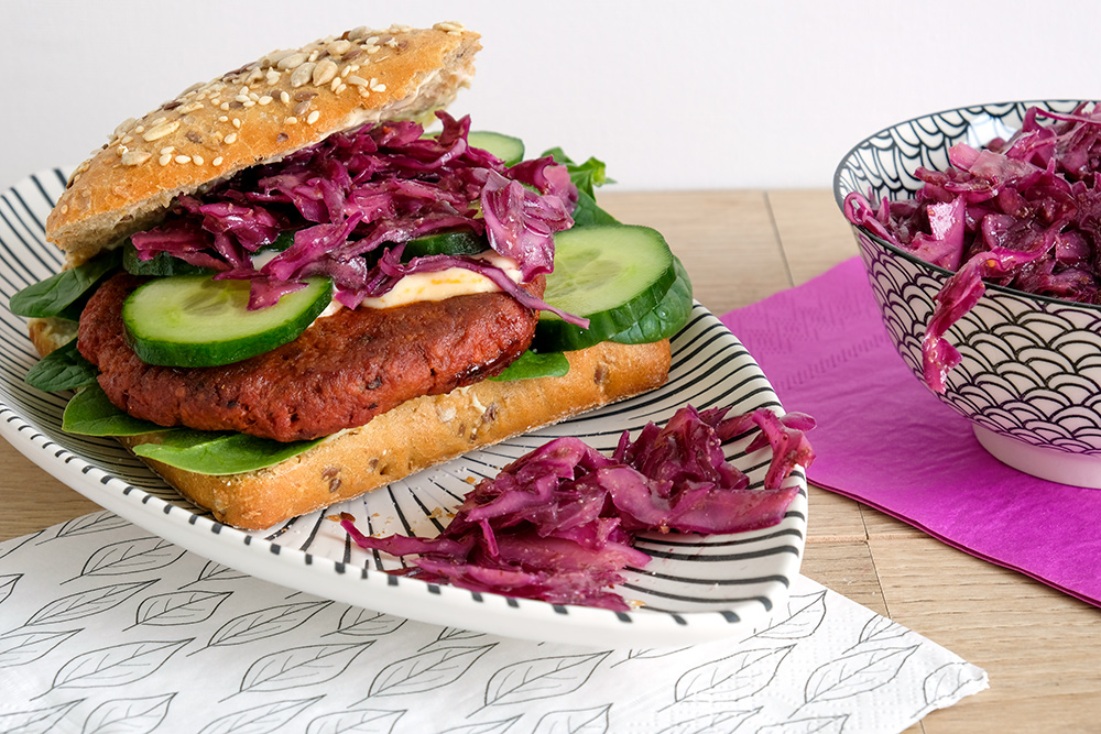 Vegan lunch van burger met baharatkruiden, veganistisch, vegetarisch, vega, rode kool salade, rodekool, rodekoolsalade