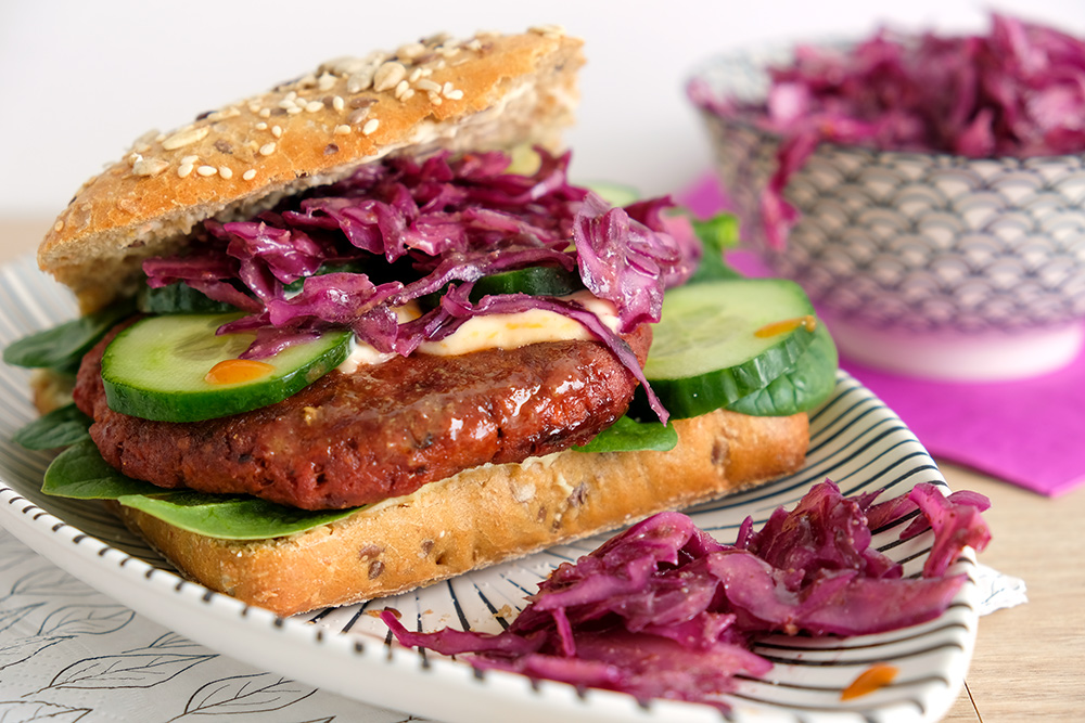 Baharat-burger van vegan Naturli gehakt met rode kool salade, rodekool