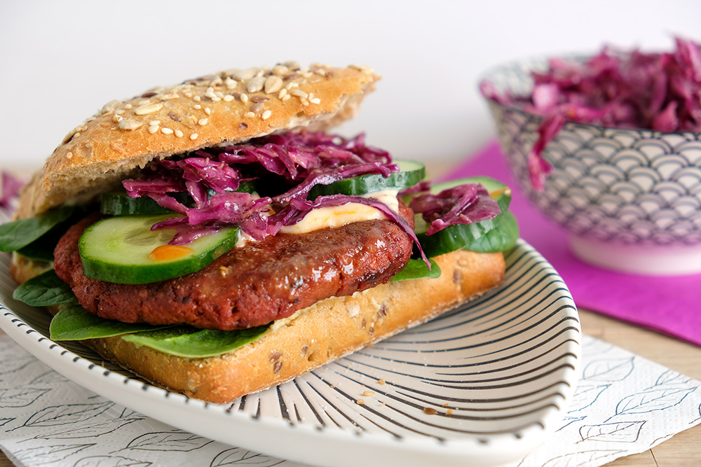 Veganistische burger met rode kool salade