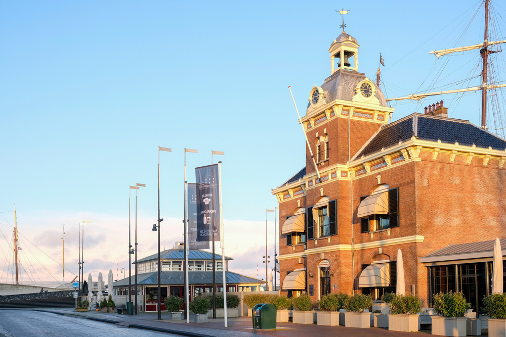 Restaurant 't Havenmantsje in Harlingen bij daglicht. Rondreis Waddenkust, Friesland, Harlingen