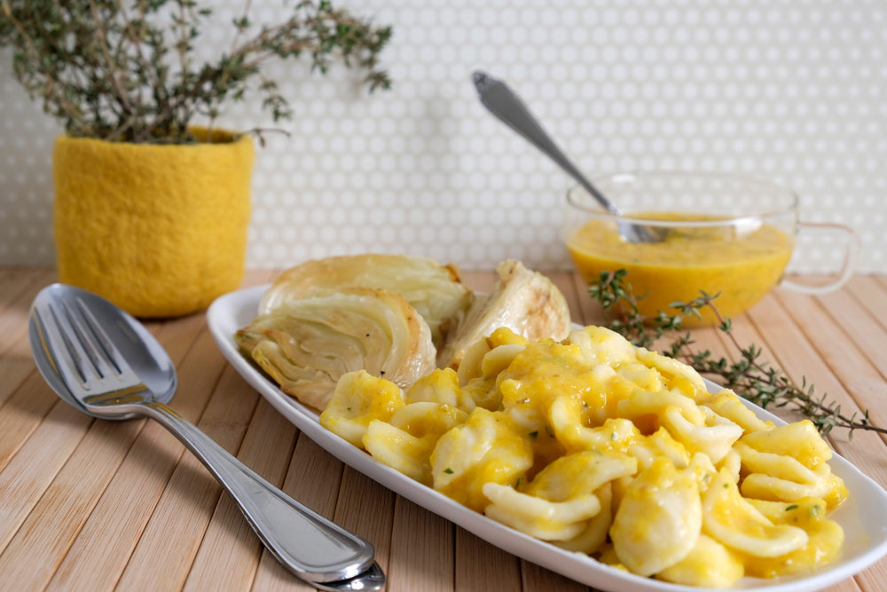 Pastasaus van gele paprika, paprikasaus, geroosterde venkel, vegan, veganistisch, plantaardig, plant-based