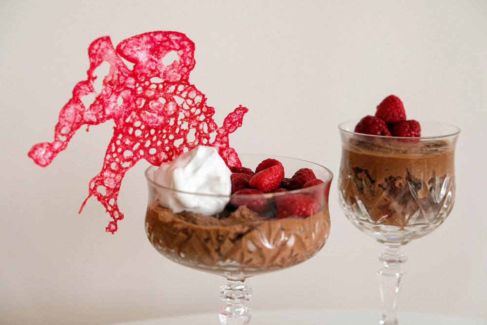 Vegan chocolademousse met rode koraal-tuile