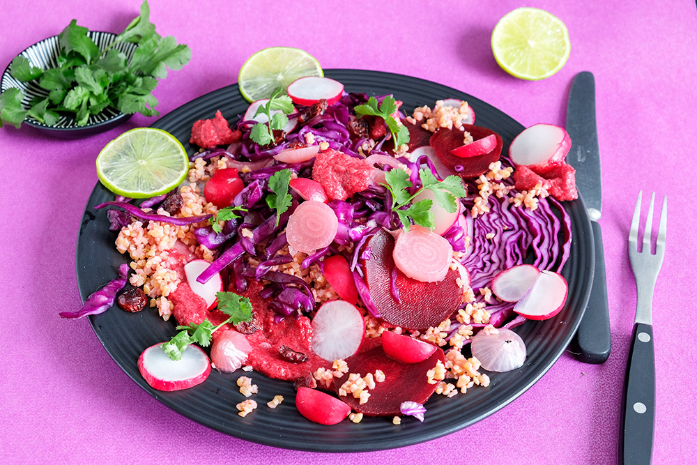 Lekker op koude dagen, deze rode wintersalade, rode kool, rode biet, bulgur