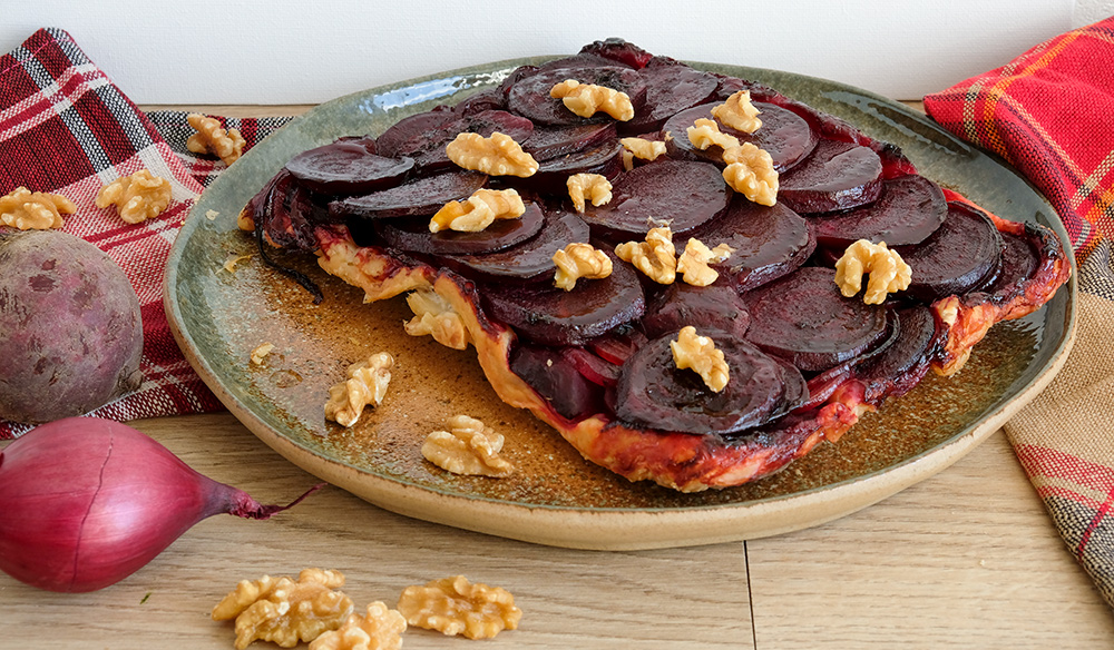 Serveer de rode bieten tarte tatin gelijk als ie uit de oven komt