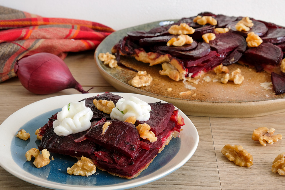 Rode bieten tarte tatin met mierikswortelmousse, vegan groenten