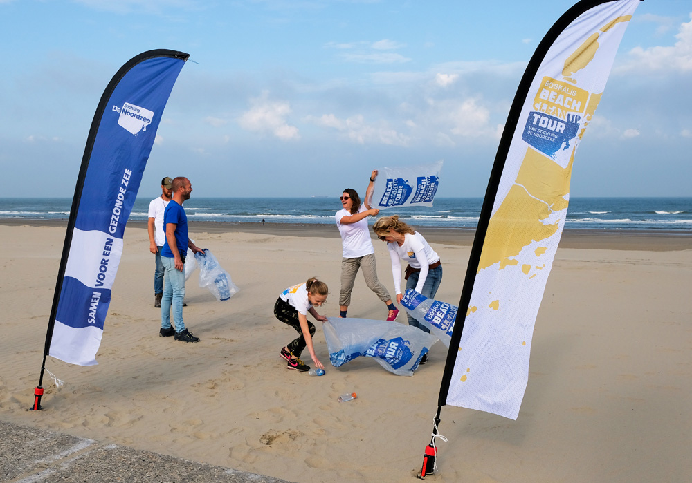 (Plastic) afval verzamelen voor alle leeftijden. Boskalis Beach Cleanup Tour, schoonmaken van het strand, onder meer door plastic te verzamelen