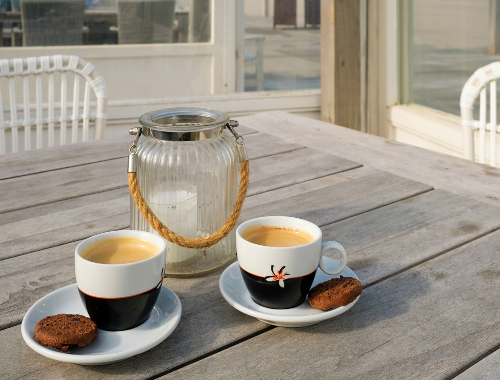 Een espresso als brandstof voor de Boskalis Beach Cleanup Tour. Boskalis Beach Cleanup Tour, schoonmaken van het strand, onder meer door plastic te verzamelen