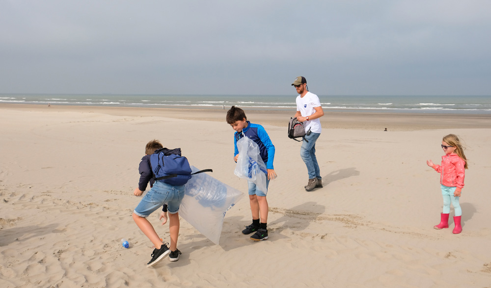 . Boskalis Beach Cleanup Tour, schoonmaken van het strand, onder meer door plastic te verzamelen