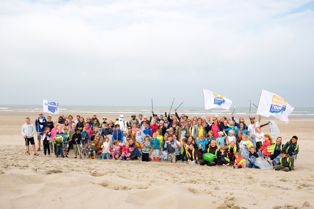 Nog een groepsfoto van de etappe-deelnemers en dan aan het werk. Boskalis Beach Cleanup Tour, schoonmaken van het strand, onder meer door plastic te verzamelen