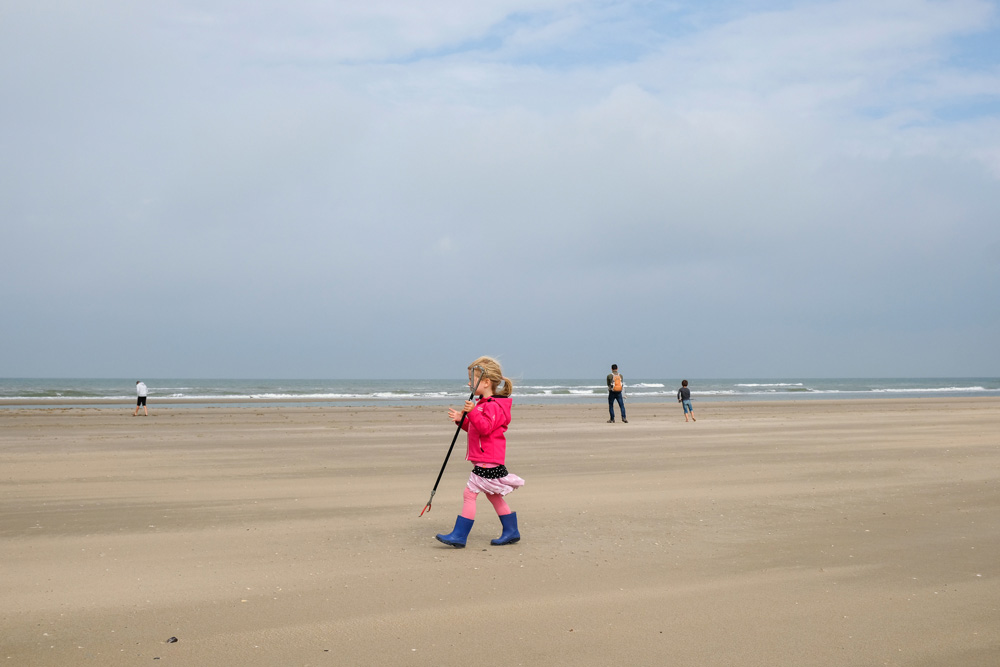 Je kunt niet jong genoeg beginnen met afval verzamelen. Boskalis Beach Cleanup Tour, schoonmaken van het strand, onder meer door plastic te verzamelen