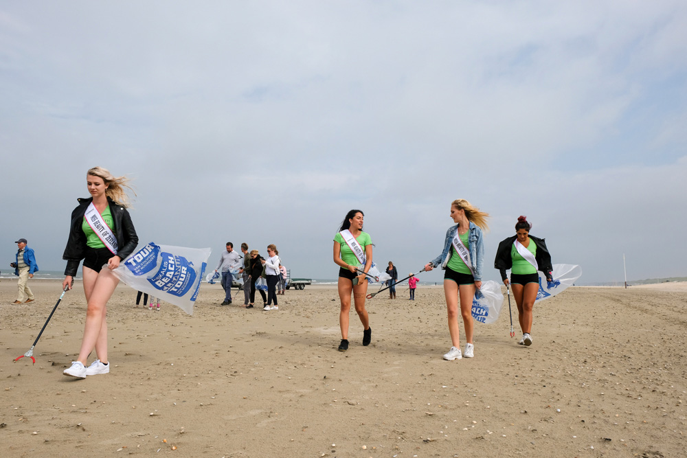 De Nederlandse Miss'en lopen ook mee met de strandopruimactie. Boskalis Beach Cleanup Tour, schoonmaken van het strand, onder meer door plastic te verzamelen