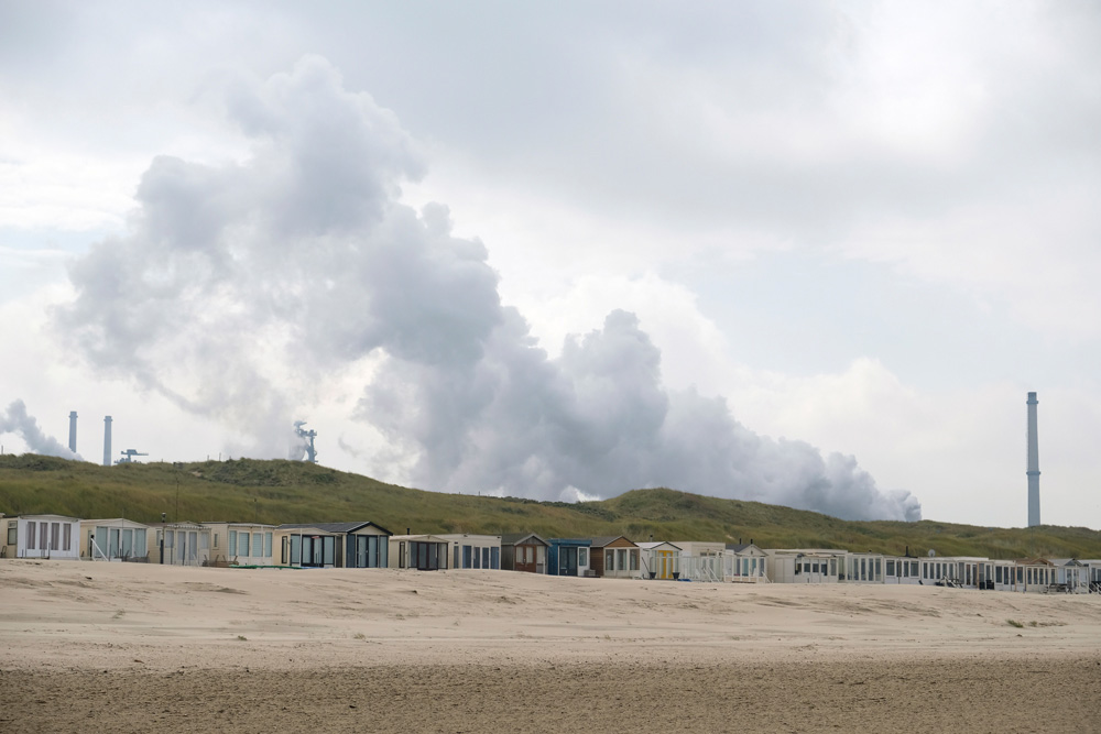 Tata Steel is altijd aanwezig als je bij Wijk aan Zee op het strand loopt. Boskalis Beach Cleanup Tour, schoonmaken van het strand, onder meer door plastic te verzamelen