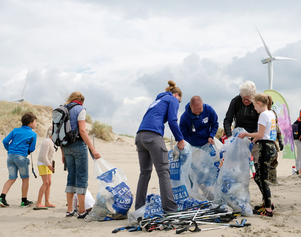 Iedere deelnemer van de Boskalis Beach Cleanup Tour levert na afloop de zak met afval in. Boskalis Beach Cleanup Tour, schoonmaken van het strand, onder meer door plastic te verzamelen