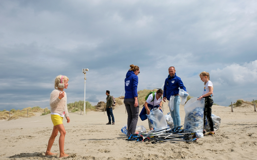 De buit van de dag, zakken vol plastic- en ander afval. Boskalis Beach Cleanup Tour, schoonmaken van het strand, onder meer door plastic te verzamelen