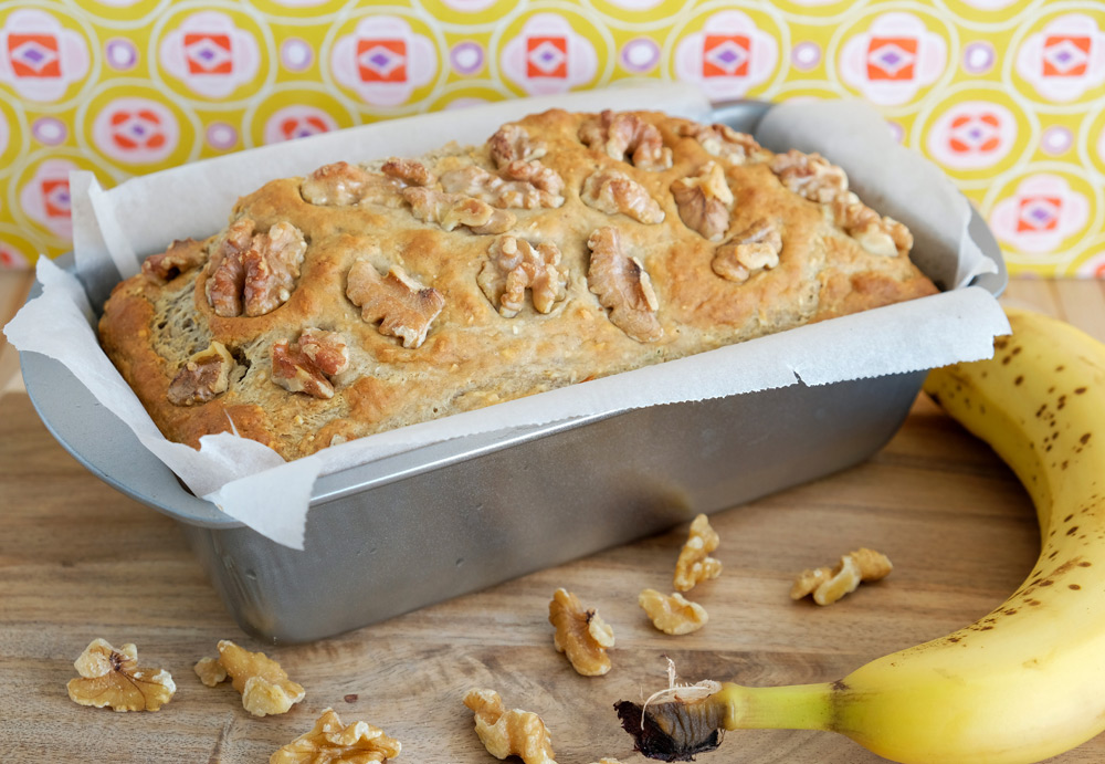 Dankzij het bakpapier kun je het bananenbrood zo uit het bakblik tillen