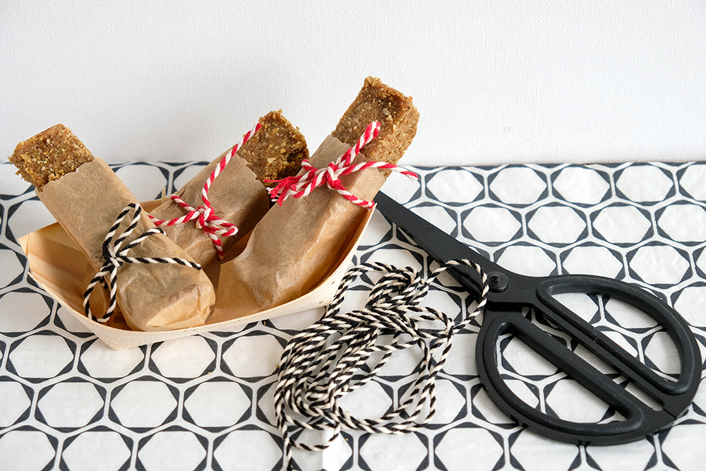 Doe een stukje bakpapier om de repen en klaar is je gezonde, vegan snack. energierepen met dadels, kokos en hazelnoten. Vegan, plantaardig