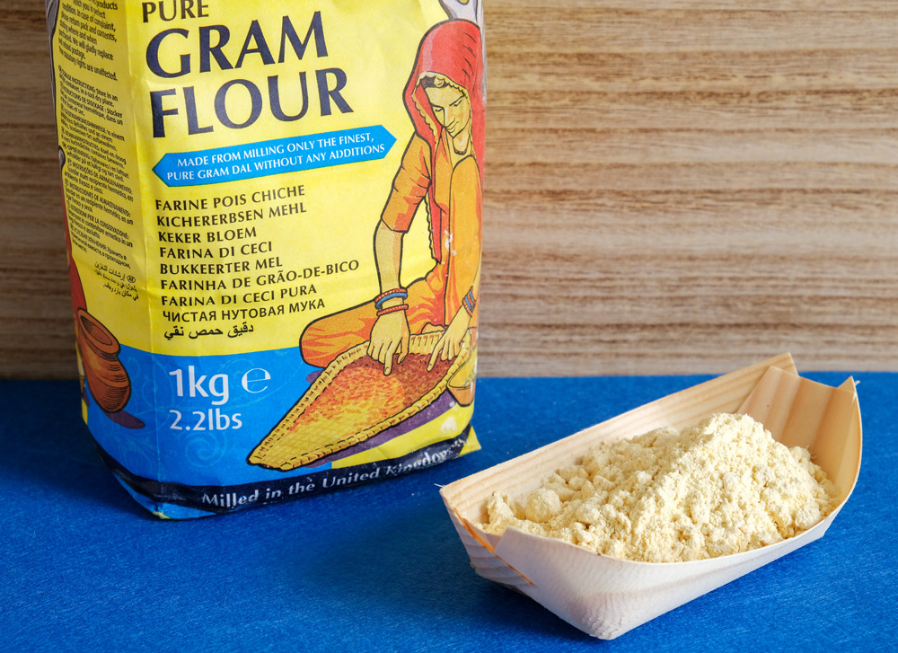 Kikkererwtenmeel of gram flour zoals het op dit pak uit de toko heet