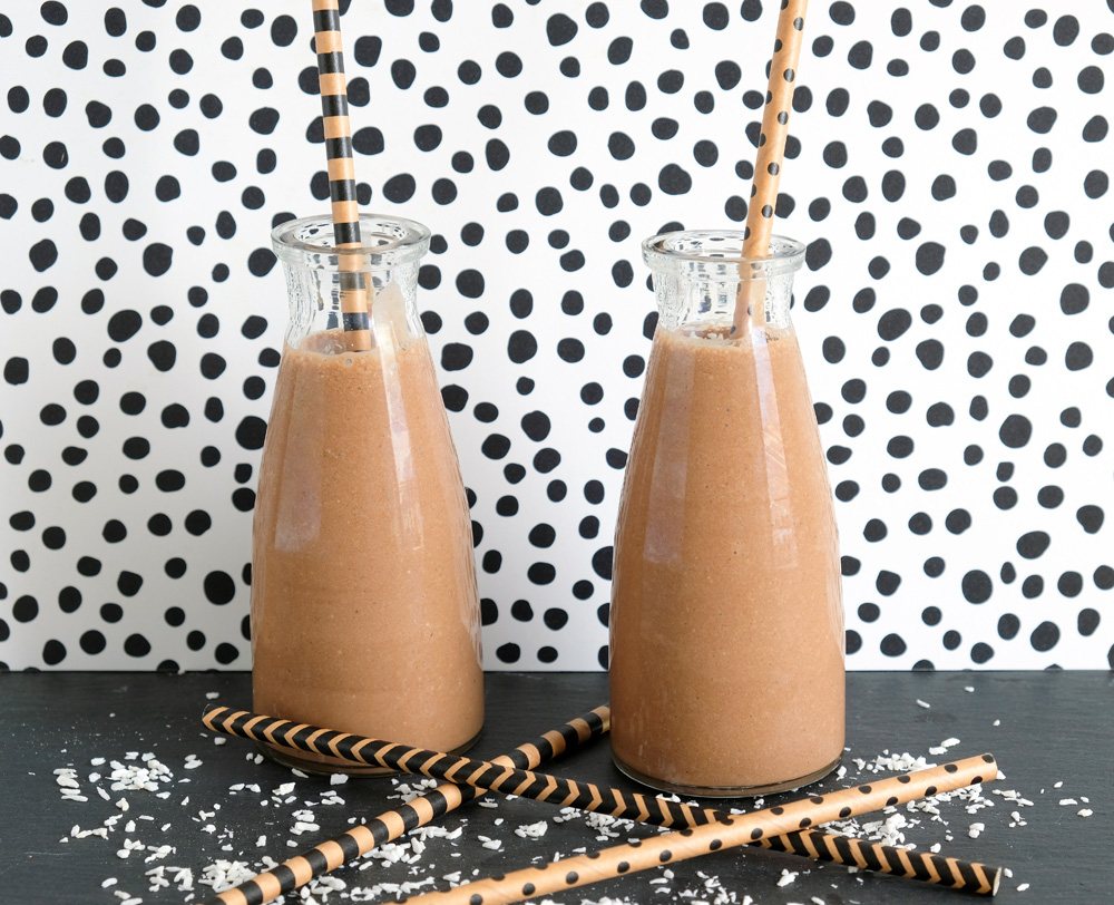 Een lekker begin van de dag, een kokos-koffie smoothie met chocolade en haver. De zoete verleiding, een koffie-kokos-cacao smoothie, chocolade, ontbijt, kokosmelk, havermelk