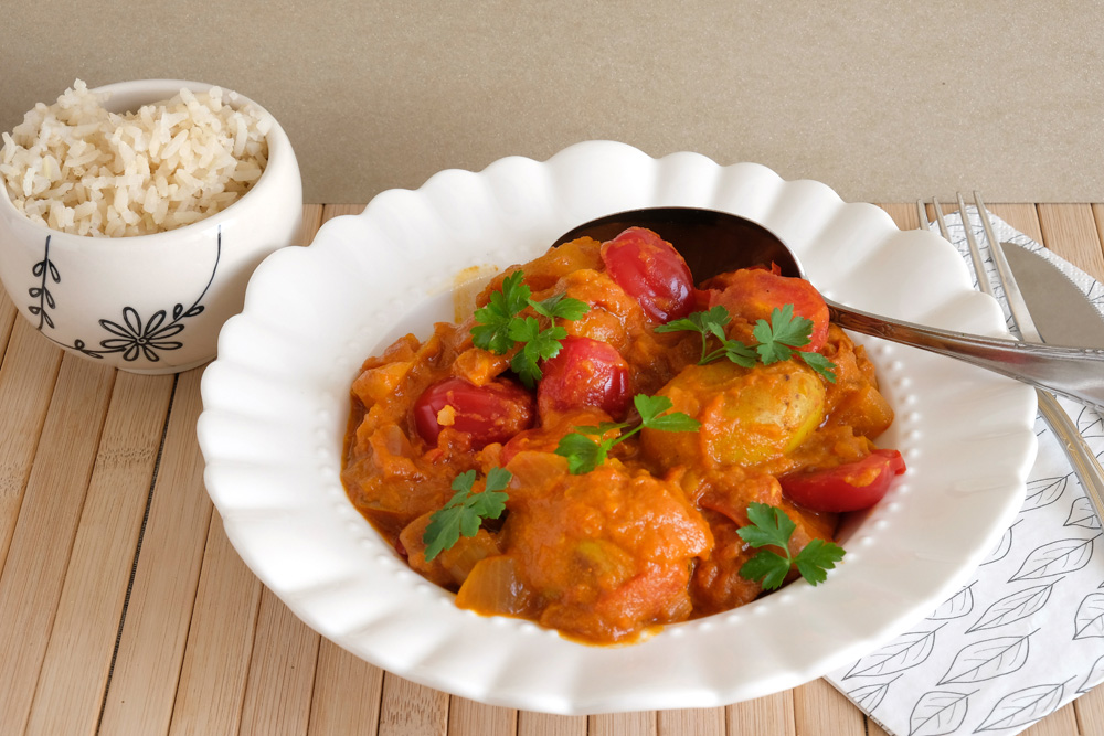 Aardappelcurry met tomaat en rode ui. met zilvervliesrijst