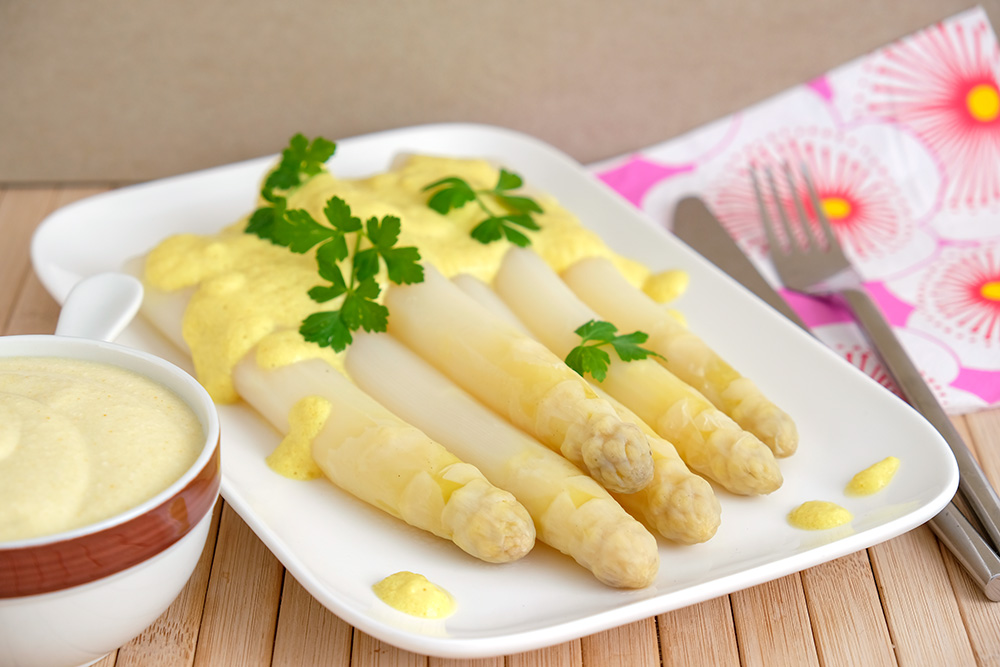 Witten asperges met vegan saus. Dankzij de kala namak heeft de saus een echte ei-smaak