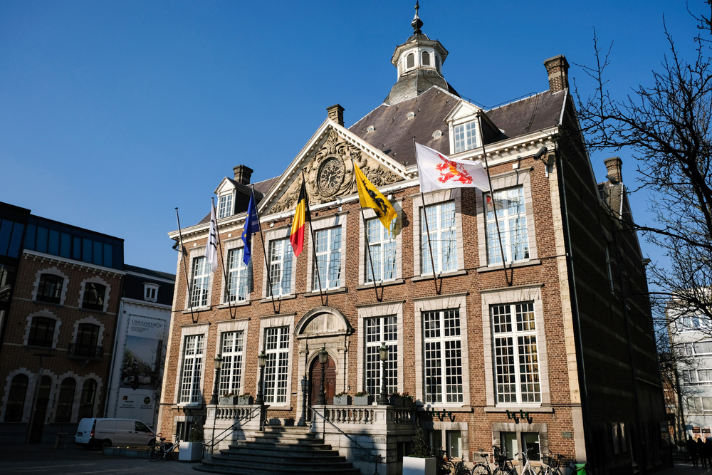 In het centrum van Hasselt staan nog mooie oude gebouwen, zoals het Stadhuis. Stedentrip Hasselt, Belgie, hotspots, wandelingen, winkels, winkelen, tips, wandelen