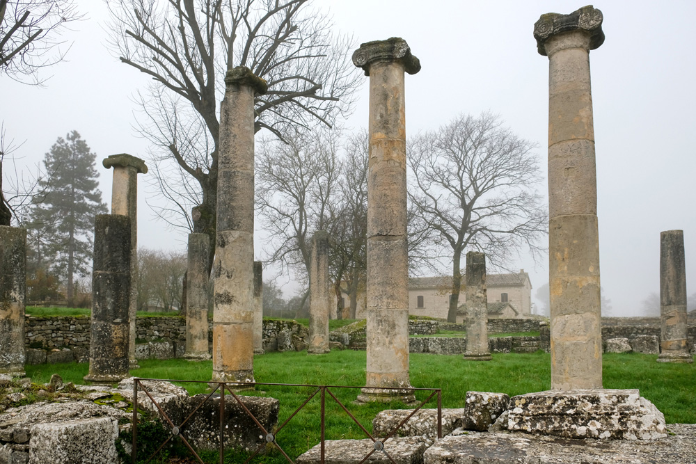 Altilia, Romeinse ruïnes. Molise, Italie, duurzame rondreis in een ontontdekte regio. Moleasy