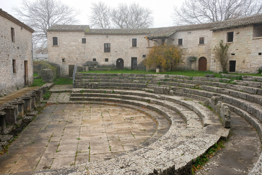 Altilia, een van de Romeinse vindplaatsen in Molise. Molise, Italie, duurzame rondreis in een ontontdekte regio. Moleasy