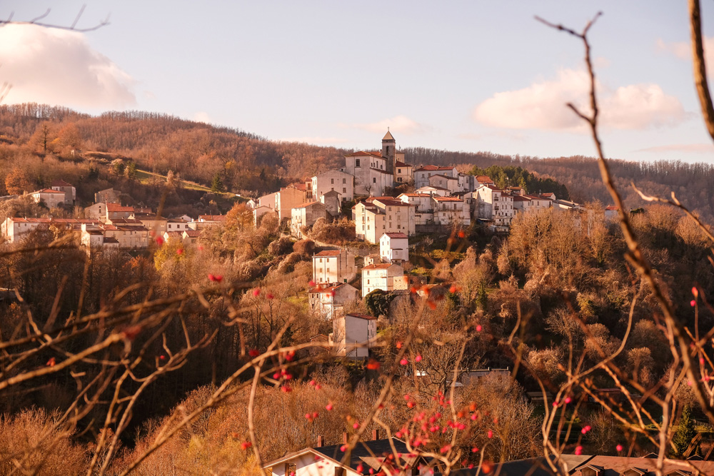 Castel del Giudice met hotel Borgotufi op een van de bergtoppen in Molise. Molise, Italie, duurzame rondreis in een ontontdekte regio. Moleasy