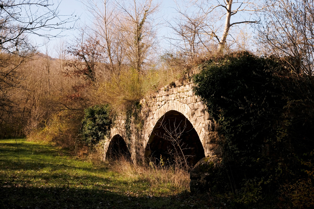 Een Romeinse brug bij albergo diffuso La Piana dei Mulini. Molise, Italie, duurzame rondreis in een ontontdekte regio. Moleasy