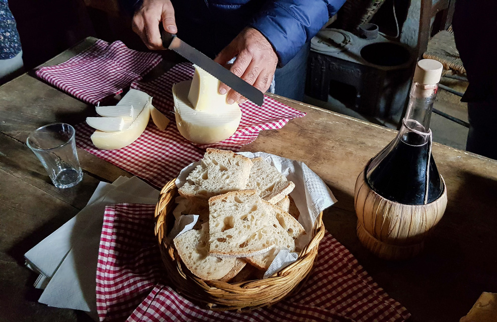 Kaas van de boerderij, gemaakt door de moeder van Rocco. Molise, Italie, duurzame rondreis in een ontontdekte regio. Moleasy