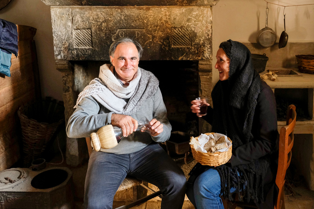 Eigenaar Rocco in het museum-huisjes dat nog helemaal authentiek ingericht is. Molise, Italie, duurzame rondreis in een ontontdekte regio. Moleasy