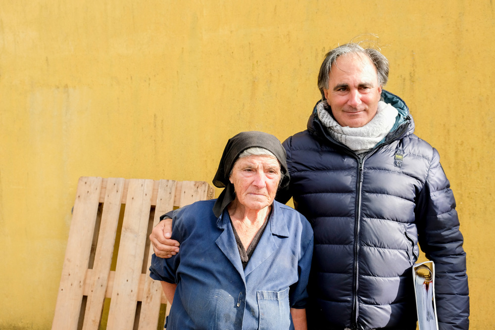 De bejaarde moeder van Rocco werkt nog iedere dag mee op de boerderij. Molise, Italie, duurzame rondreis in een ontontdekte regio. Moleasy