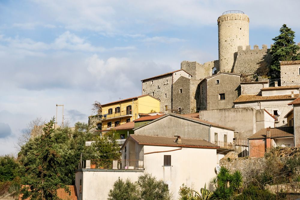 Het dorp Roccapipirozza in Molise, Italië 