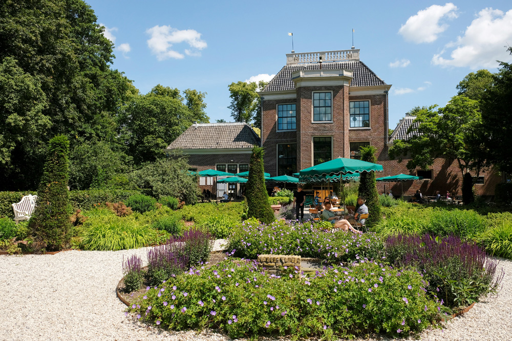 In de tuin van Huize Frankendael ligt een prachtg terrasPark Frankendael in Amsterdam Watergraafsmeer. Groen in de stad.