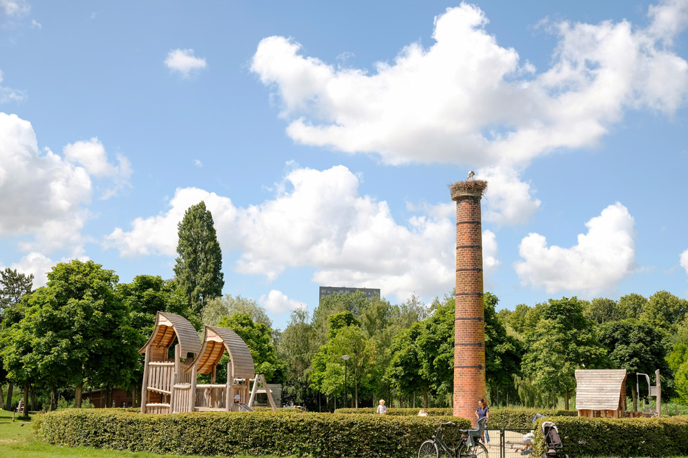 Bij de speelplaats broed een stel ooievaars. Park Frankendael in Amsterdam Watergraafsmeer. Groen in de stad.