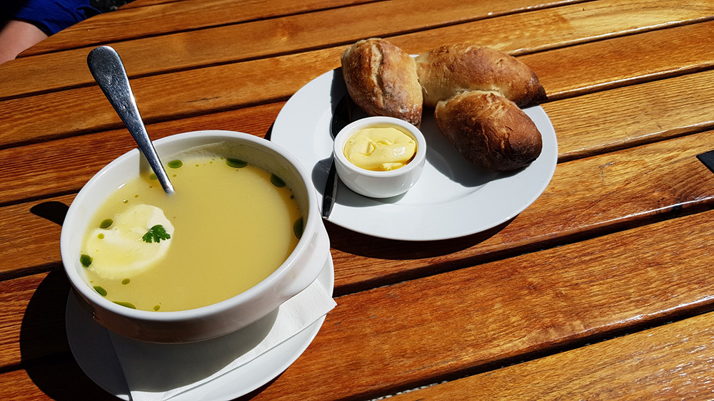 Aspergesoep eten in de tuin van restaurant Merkelbach. In de tuin van Huize Frankendael ligt een prachtg terrasPark Frankendael in Amsterdam Watergraafsmeer. Groen in de stad.